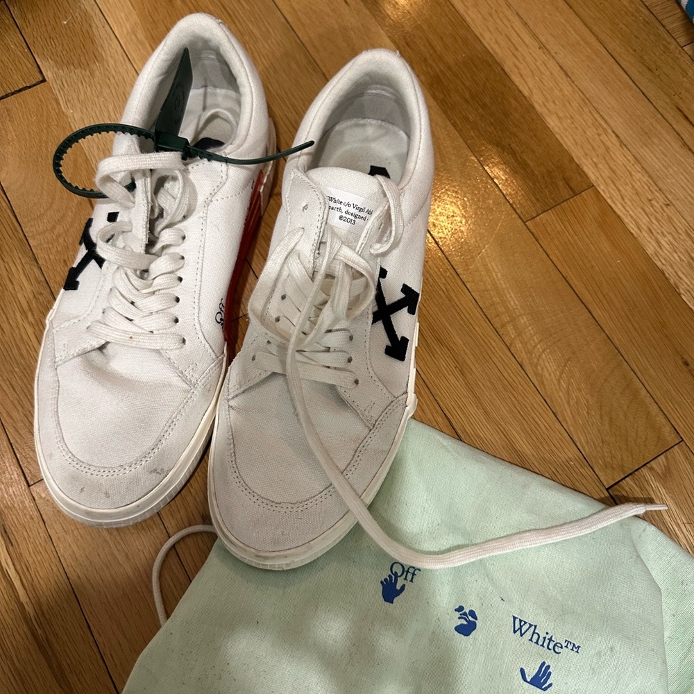 Off-White Men's White and Black Arrow Sneakers